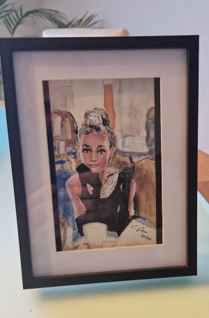 Audrey Hepburn hieß mit vollem Namen Audrey Kathleen Ruston. Sie wurde am 4. Mai 1929 in Brüssel, Belgien, geboren und war eine britisch-niederländische Schauspielerin, Modeikone und humanitäre Aktivistin. Sie ist vor allem bekannt für ihre Rollen in Filmen wie "Frühstück bei Tiffany", "Ein Herz und eine Krone" und "My Fair Lady". Ihr eleganter Stil und ihr Engagement für UNICEF haben sie zu einer weltweit bewunderten Persönlichkeit gemacht.