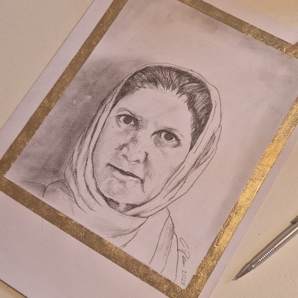 Einzigartige Porträts handgemacht: Dieses monochrome Kunstwerk auf Büttenpapier (25×30 cm) entstand im Kundenauftrag und zeigt die volle Bandbreite meiner zeichnerischen Präzision.