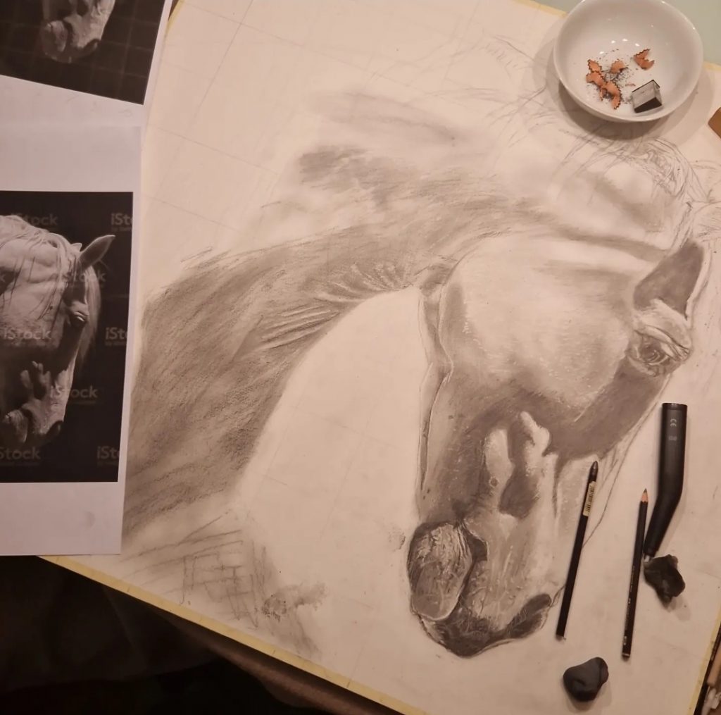 Ein Kunstwerk mit dem Titel Lipizzaner, geschaffen in der Kreativschmiede des Atelier Perc. Das Bild im Format 80 cm x 80 cm zeigt ein edles Lipizzaner-Pferd, dessen Anmut und Eleganz durch feine Details und ausdrucksstarke Linien eingefangen wurden. Die Komposition betont die charakteristische Haltung des Pferdes in einem zeitlosen Stil.