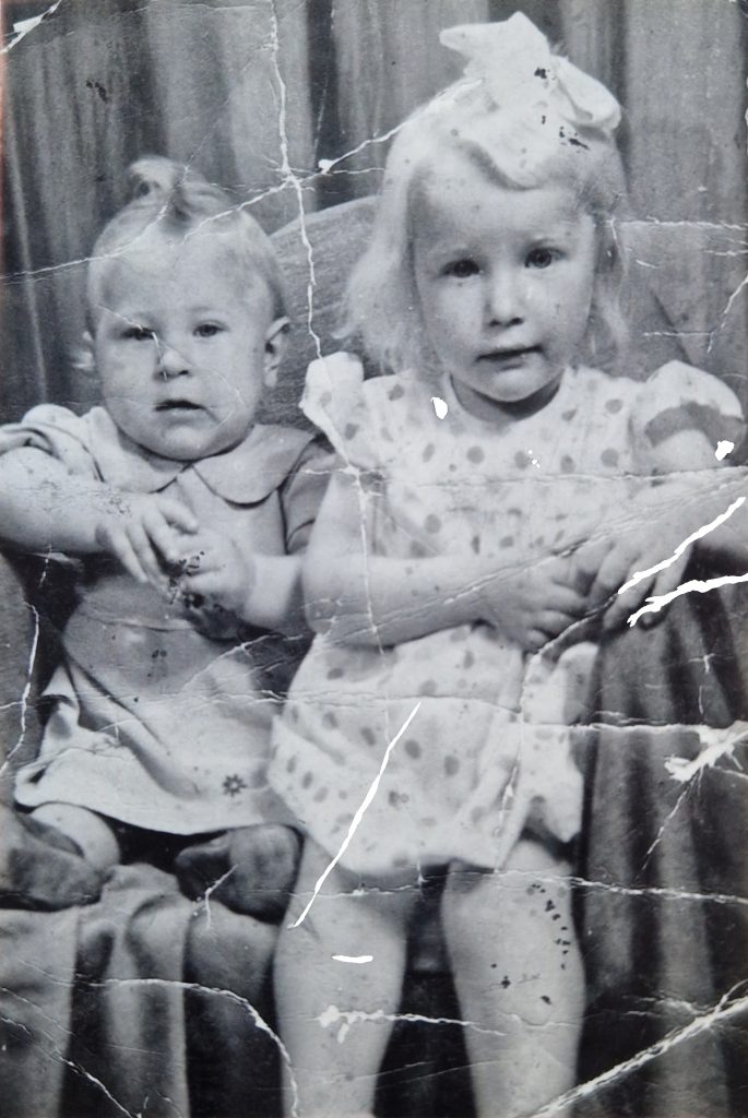 Originales Familienfoto vor der digitalen Fotoretusche – Vorher-Nachher-Vergleich