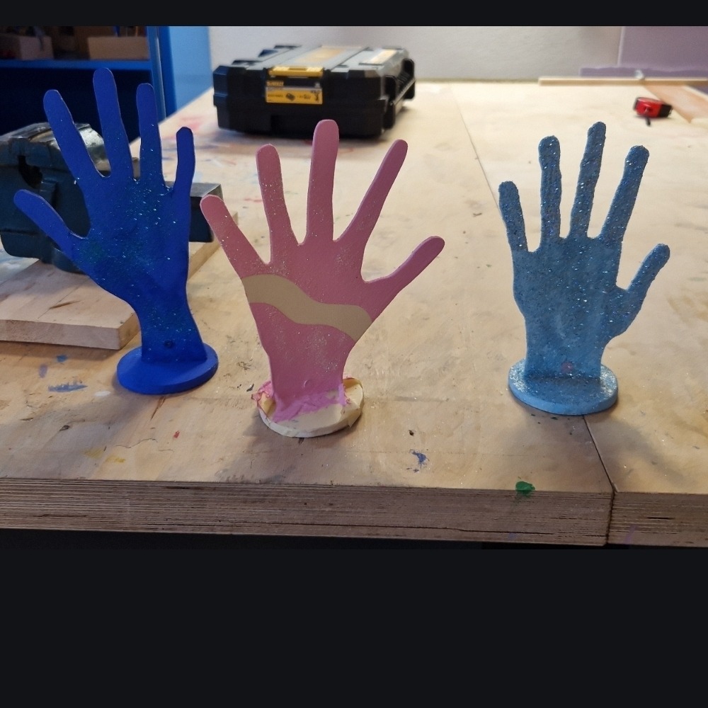 Strahlende Gesichter beim Holzwerkstatt Kindergeburtstag: 8-jähriges Kind präsentiert selbstgebautes Holzauto aus dem Workshop.