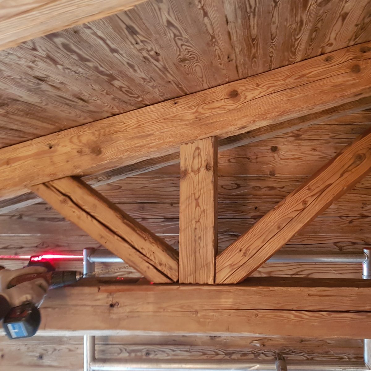 Zierbalken für Decken – Klassische Decken- und Wandverkleidungen im traditionellen Landhausstil.